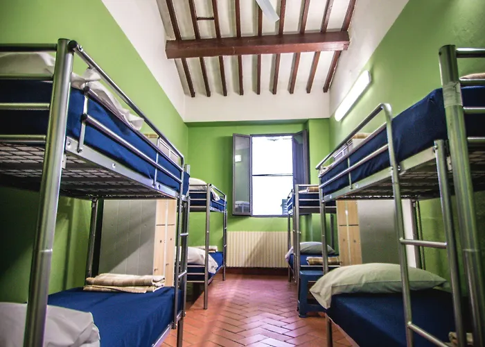 圣莫纳卡旅舍 *