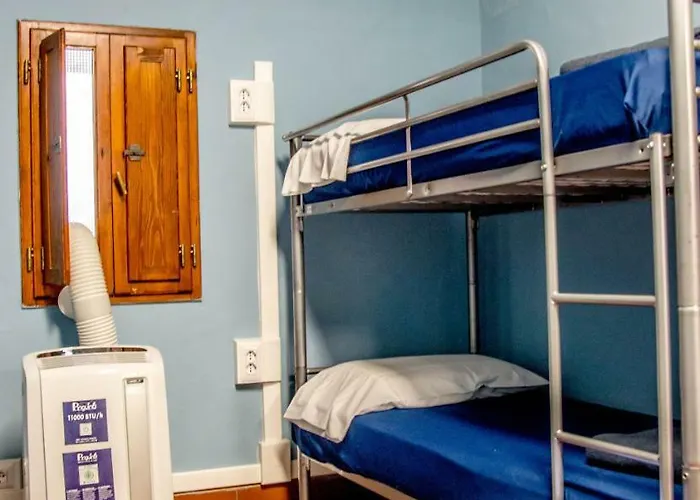 Santa Monaca Hostal *